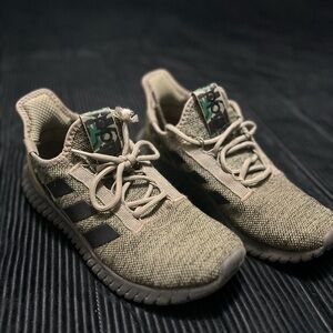 Adidas Kaptir 2.0 Running Shoes. Good condition. Needs shoe laces. frayed on end